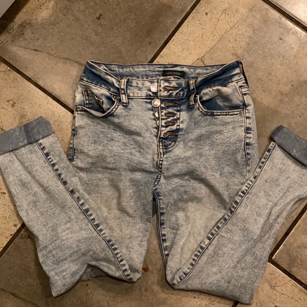 Whitewash skinny jeans with 5 buttons.